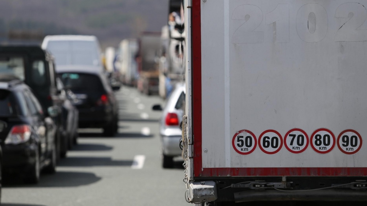 Заради празника: Ограничават движението на камионите по АМ "Тракия"