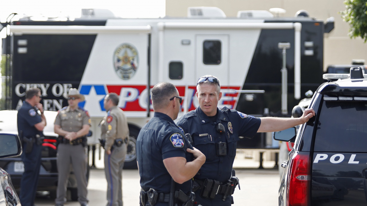 В САЩ изясняват дали убиецът от Тексас е имал идеологически мотиви за стрелбата