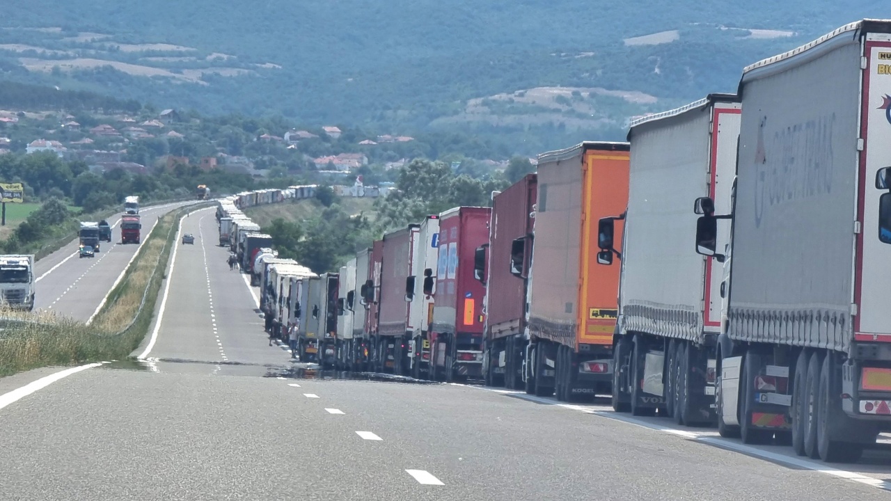 Интензивен трафик на границата с Гърция и Румъния