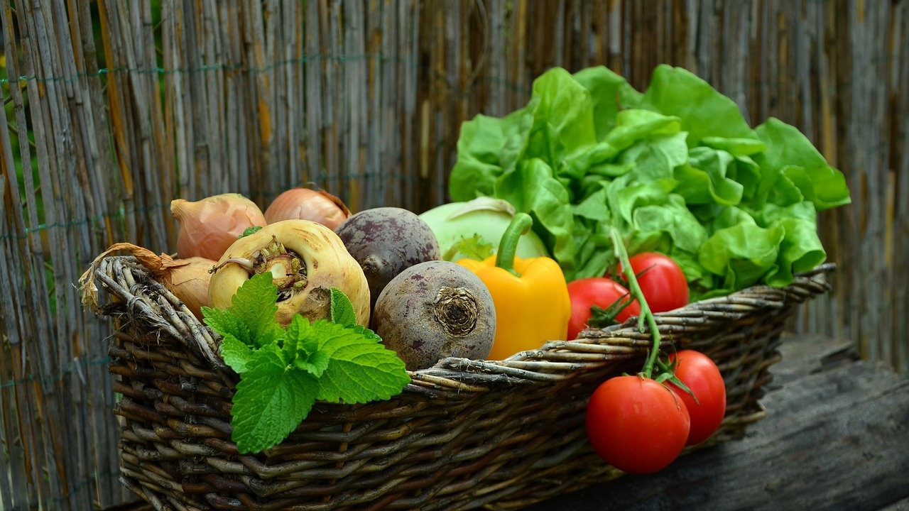 Румънски сенатор инициира онлайн петиция, с която настоява зеленчуците и плодовете от пазарите да се тестват
