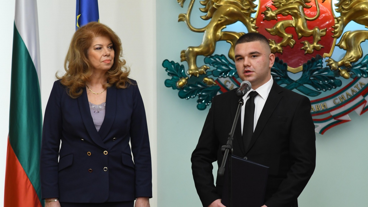 Вицепрезидентът връчи български документи за самоличност на Християн Пендиков