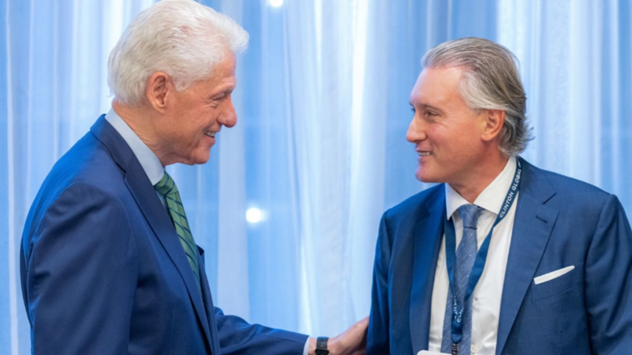 Кирил Домусчиев посрещна Бил Клинтън в София:  Лидерството му е помогнало на милиони хора да построят по-добро бъдеще