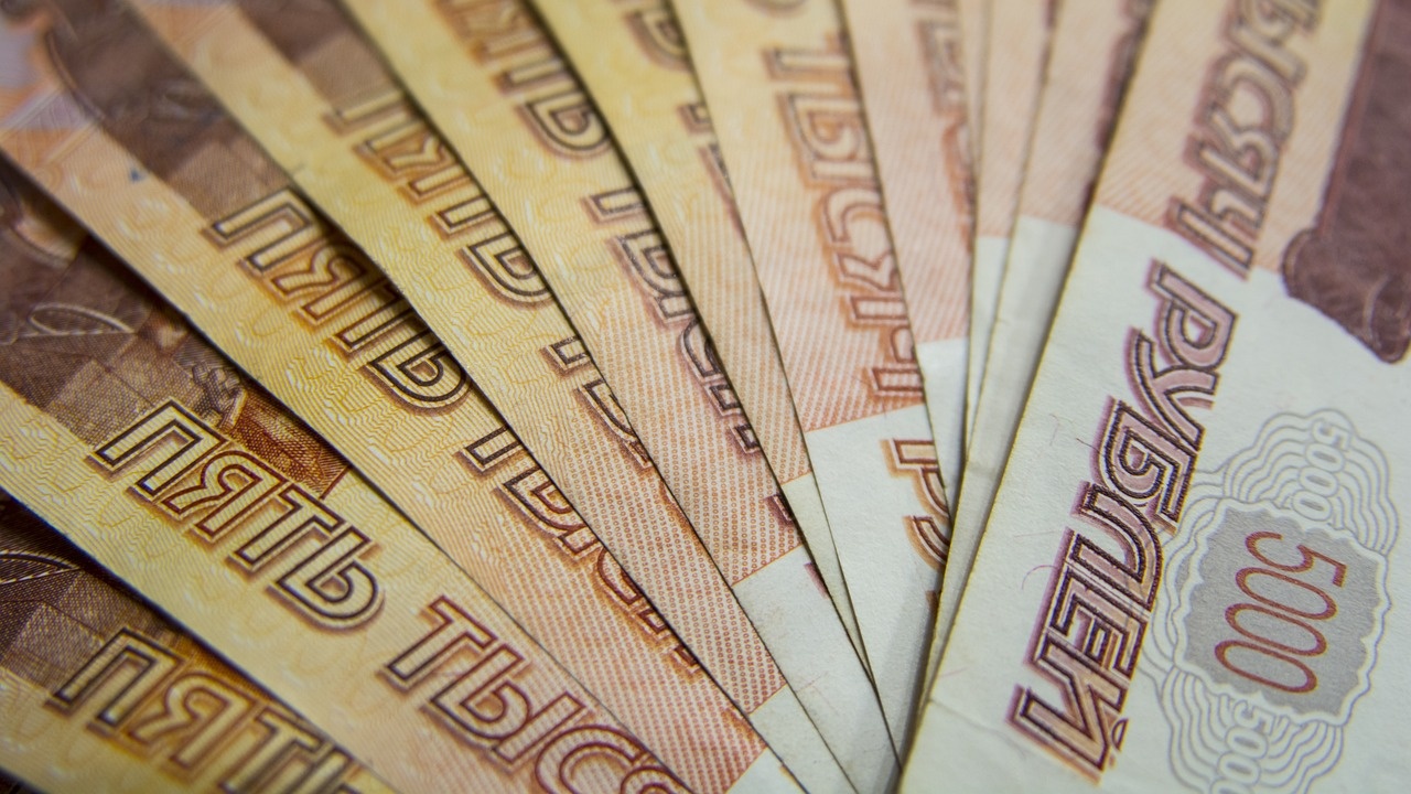 Руската рубла падна до най-ниското си ниво спрямо долара от началото на май