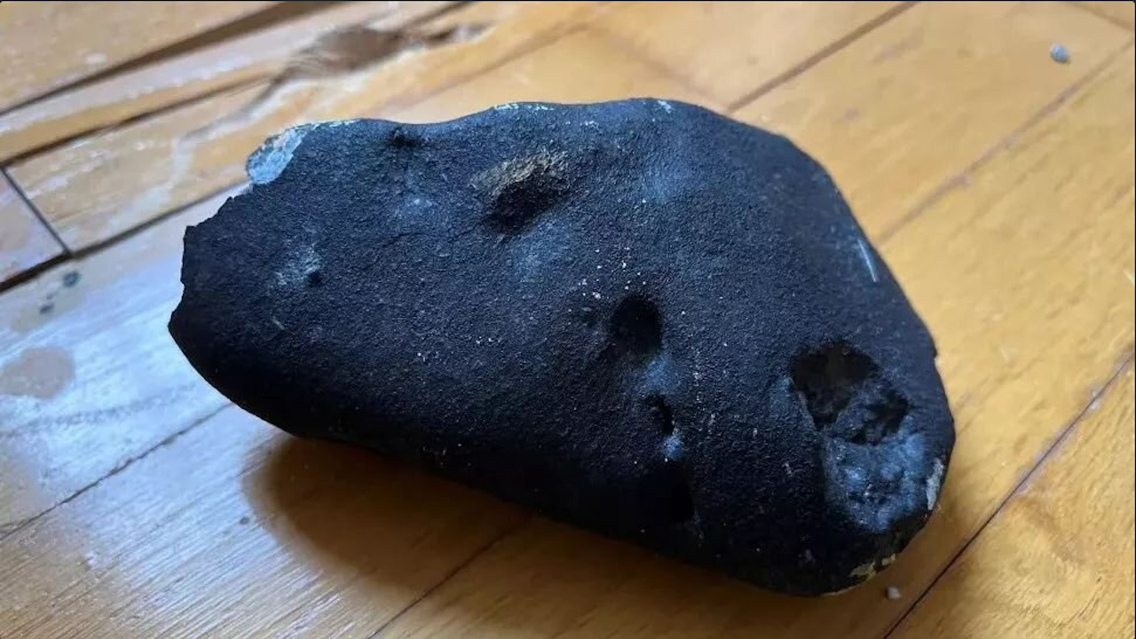 Камъкът, паднал в къща, може да е парче от Халеевата комета