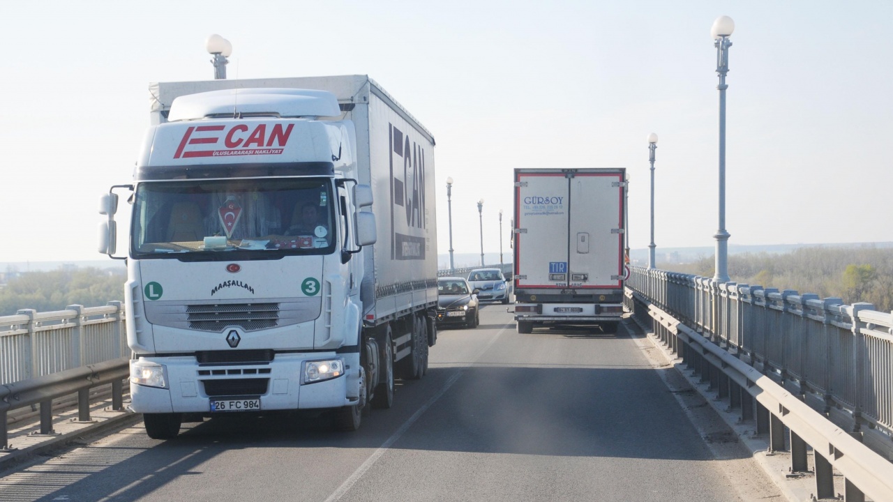 Ограничава се движението на тежкотоварни автомобили в участък от АМ „Тракия“