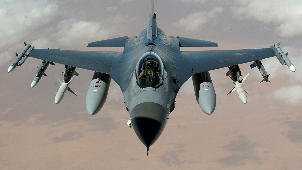 Прехвърлянето на изтребители Ф-16 на Украйна би повдигнало въпроса за участието на НАТО