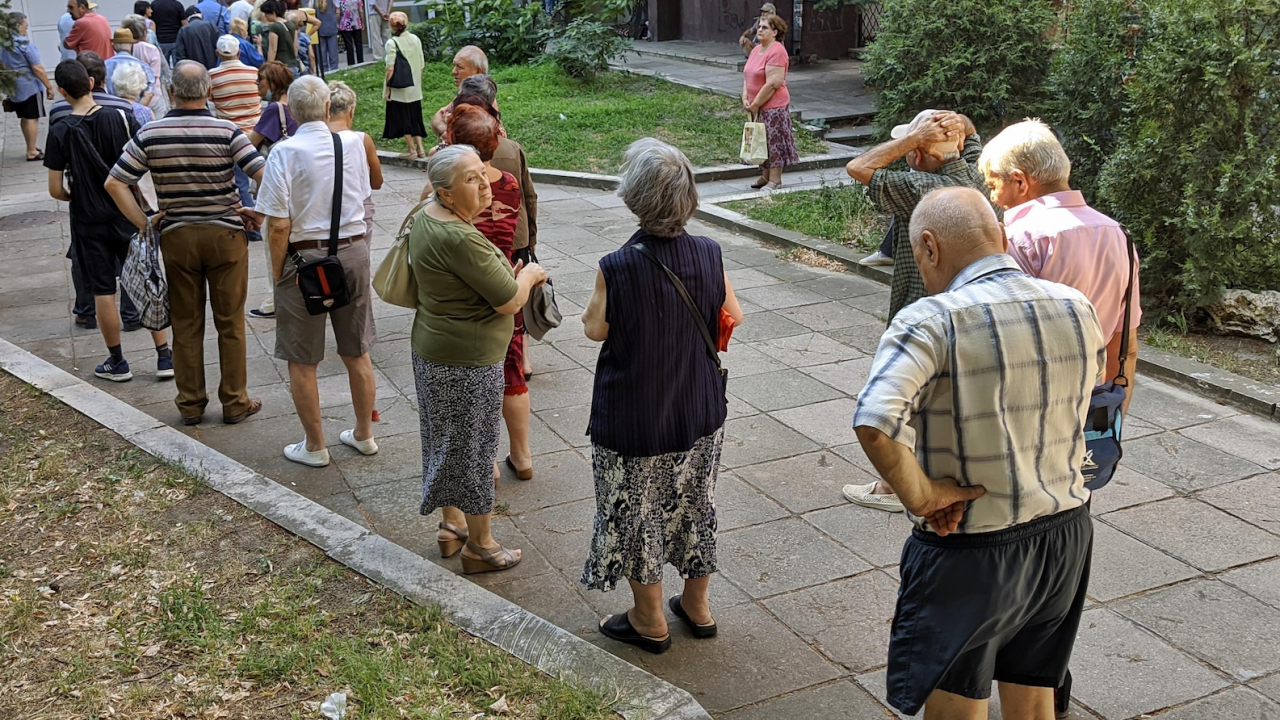 НСИ: Намалява средната продължителност на живота на българина