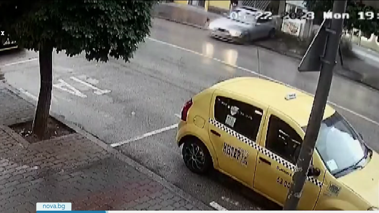 Кола се качи на тротоар в центъра на Велико Търново след дрифт