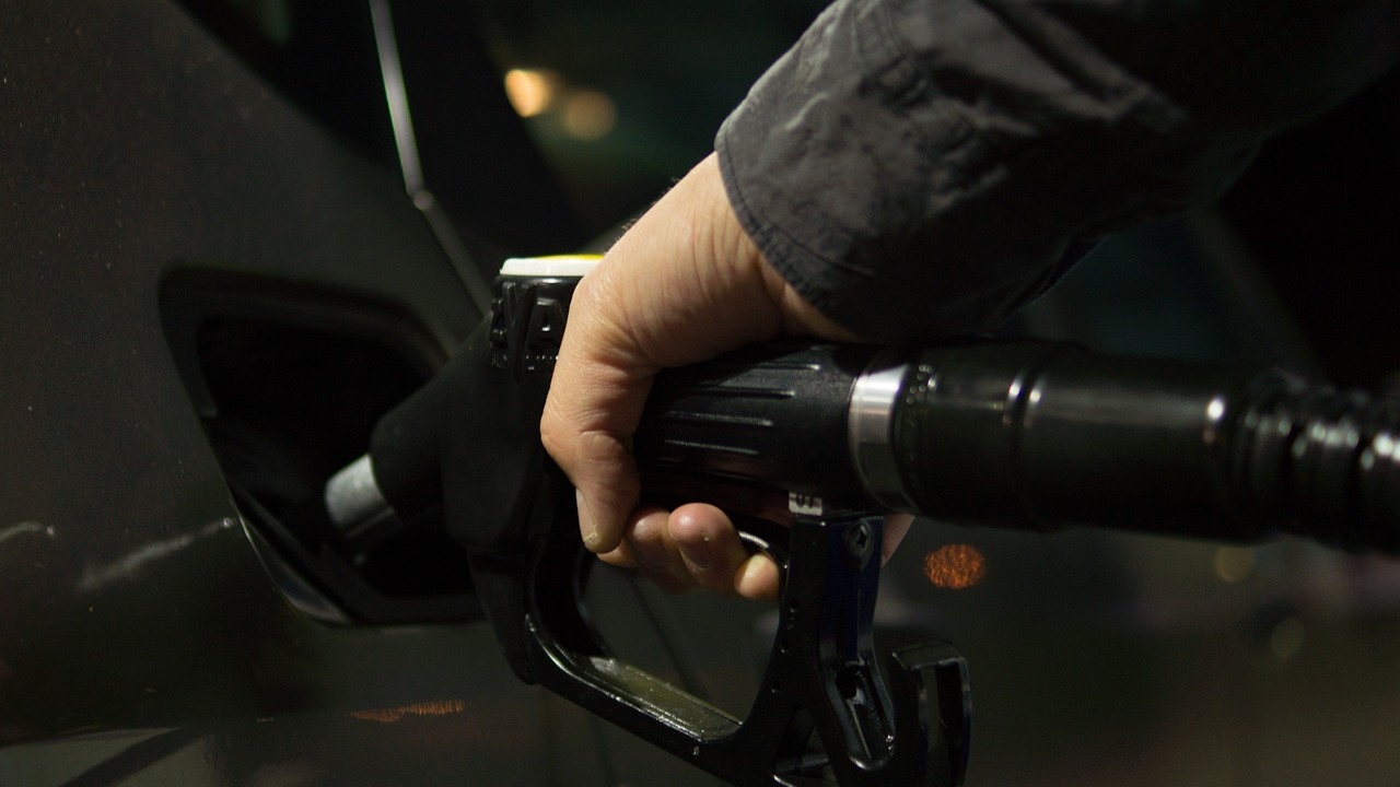 Бензинът у нас е поевтинял с 0,36 лв. за литър за шест месеца, а дизелът - с 0,86 лв.