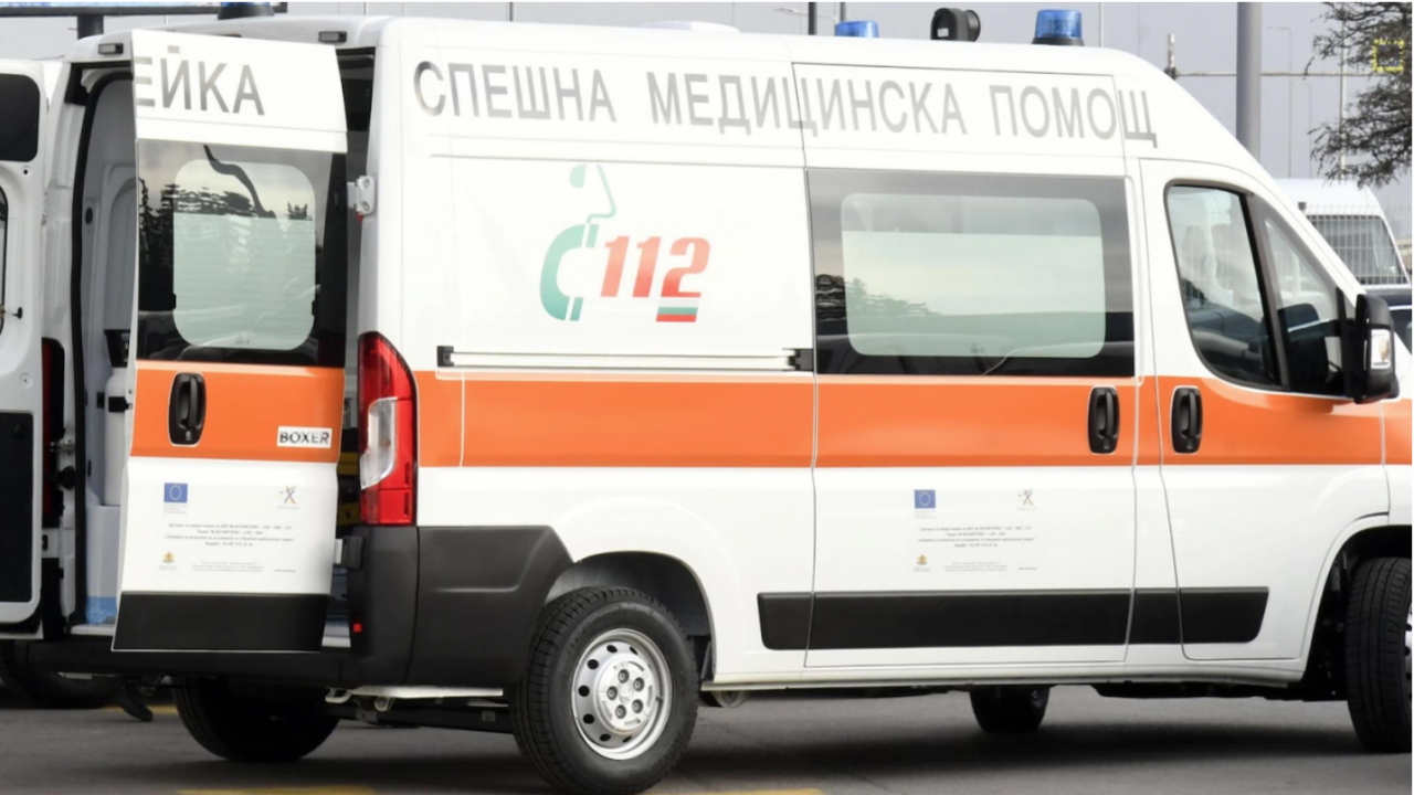 Микробус се удари в трактор край Шумен, 8 души са откарани в болница