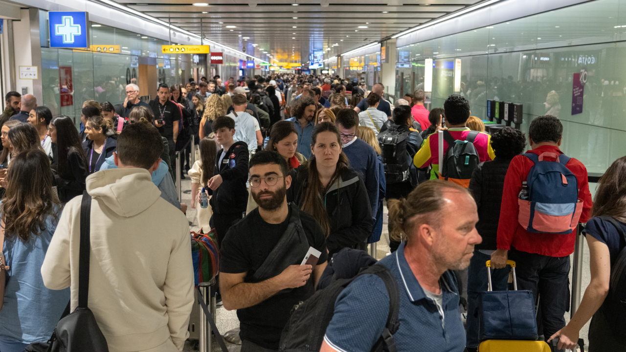 Хаос на летищата във Великобритания заради технически проблем в граничната система