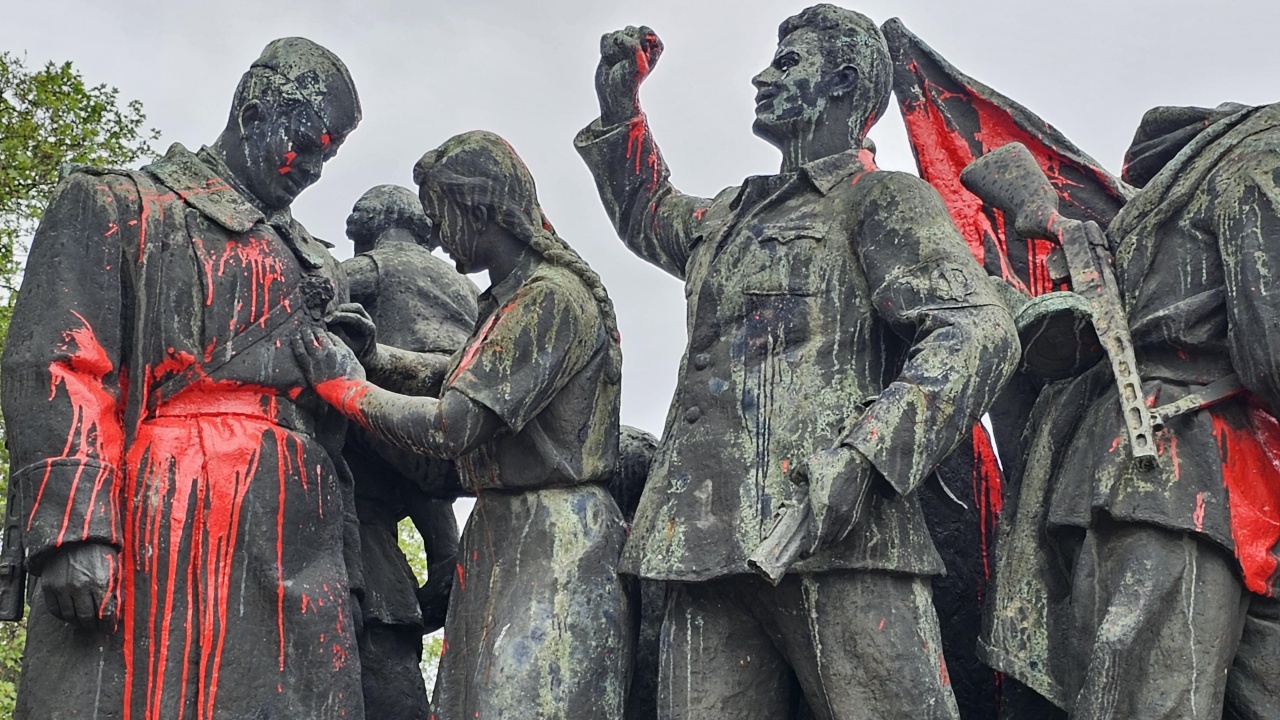 Паметникът на Съветската армия отново осъмна изцапан с боя