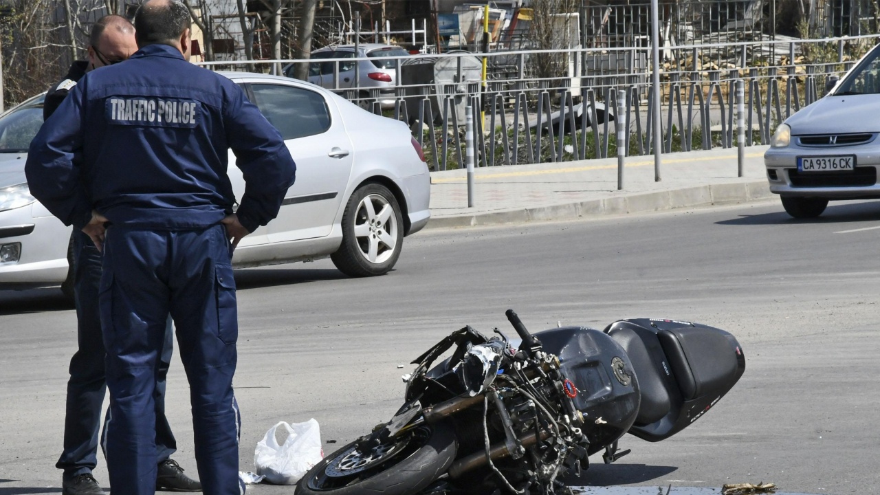 Мотоциклет се удари в бетонна стена в Разложко