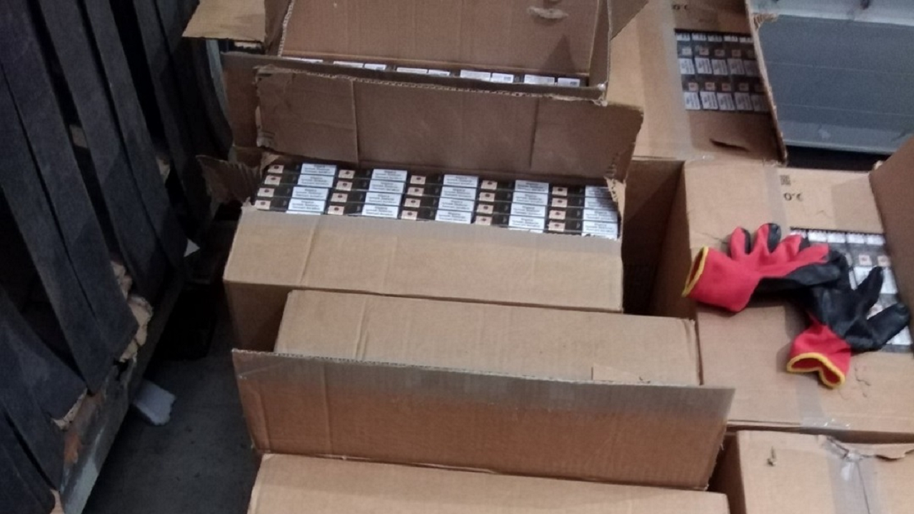 Митничари на МП Лесово откриха 600 000 къса контрабандни цигари в мебели