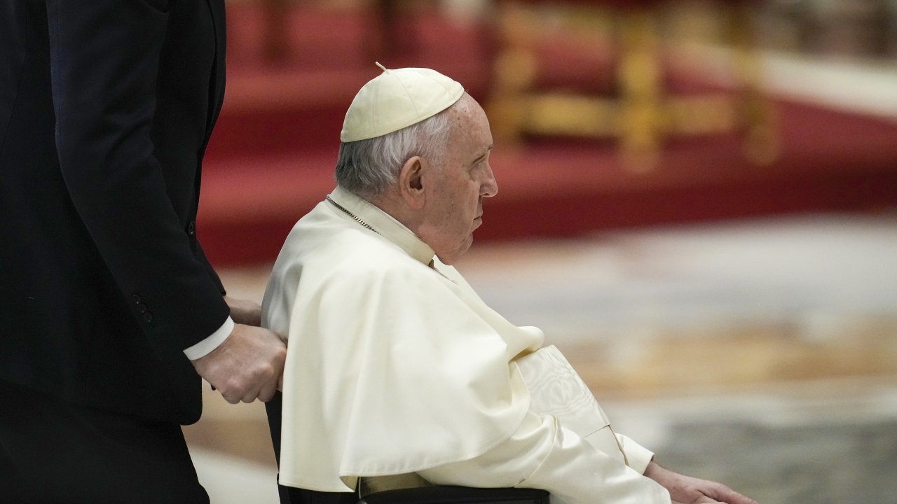Папа Франциск се възстановява успешно след коремната операция