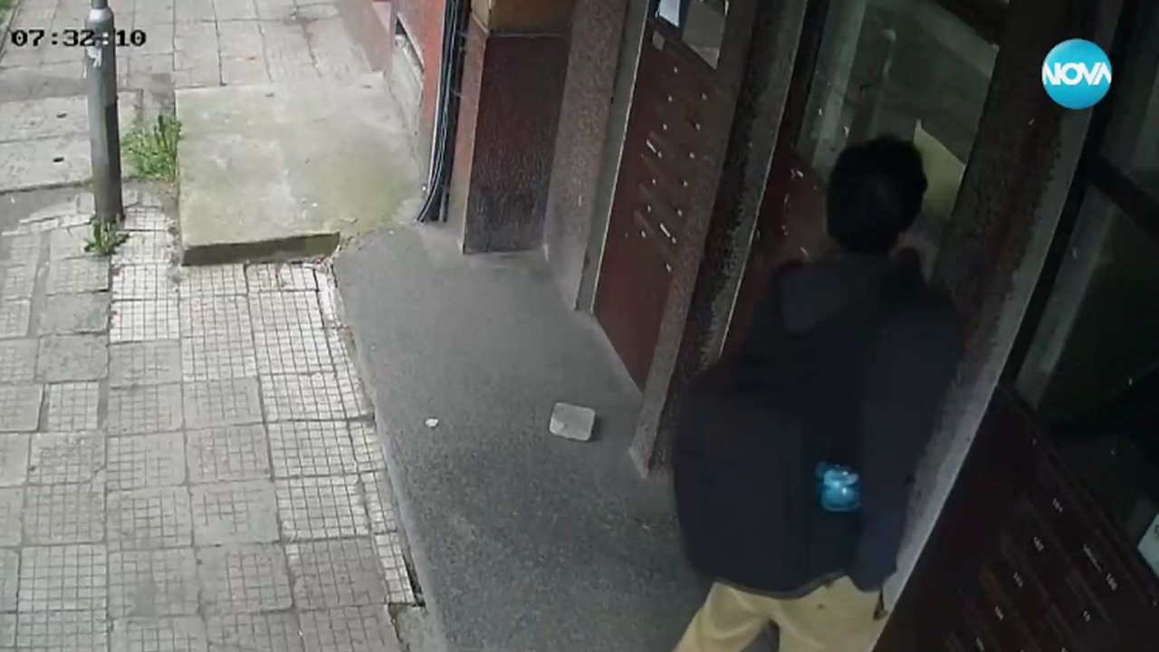 Мъж разби с камък входната врата на блок в София