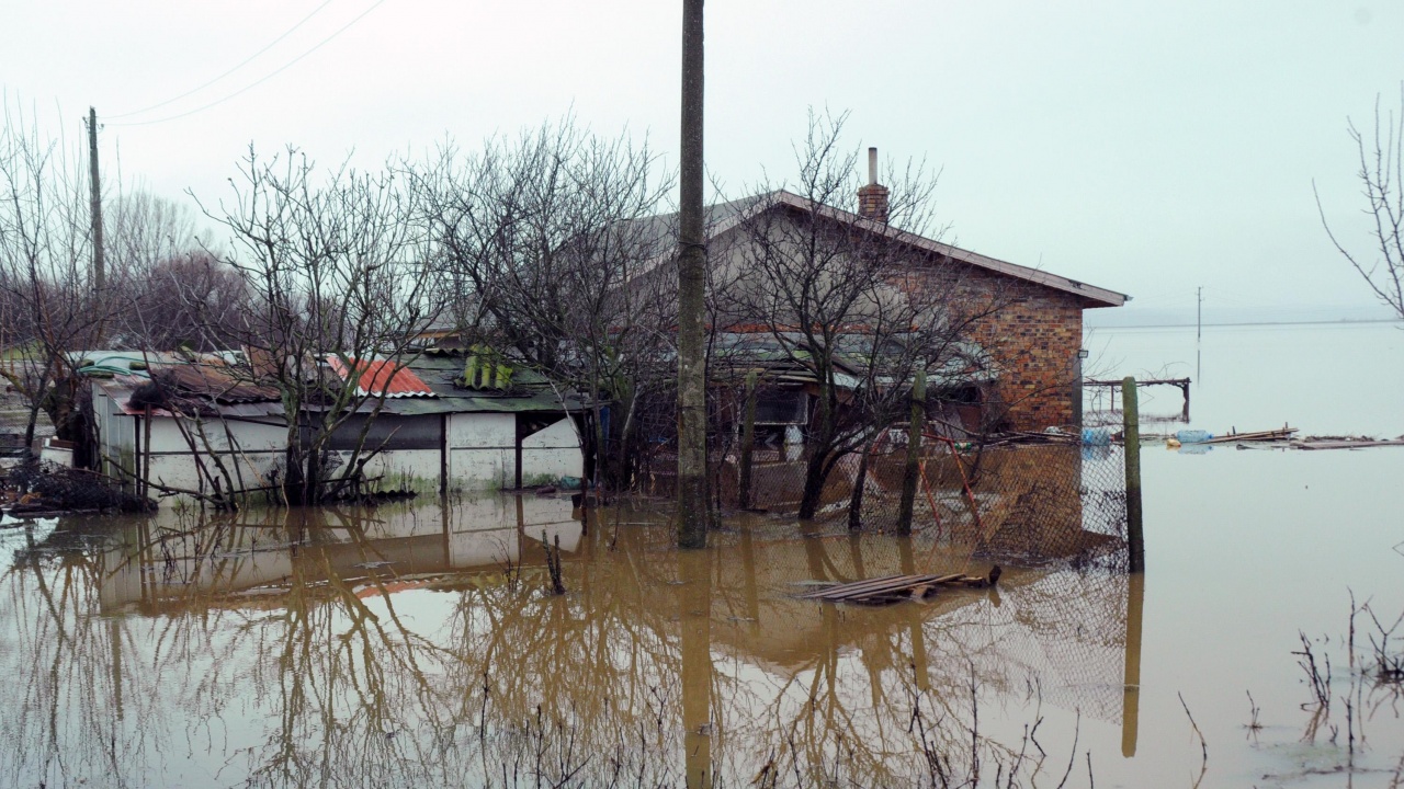 Кметът на Врачеш: 100 къщи са наводнени в селото