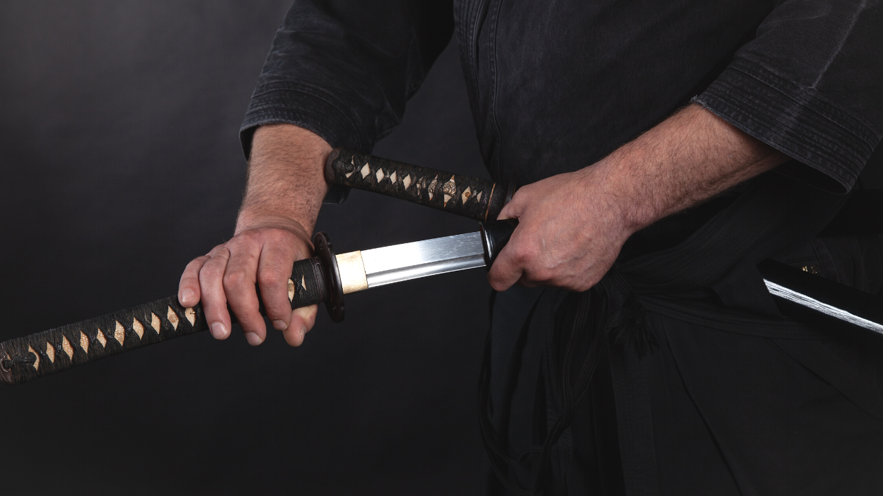 Русенец посрещна полицаи със самурайски меч и нож