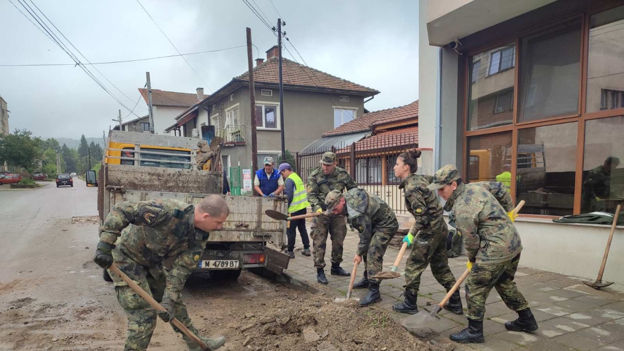 Военнослужещи от Сухопътните войски втори ден помагат за възстановяването на Берковица