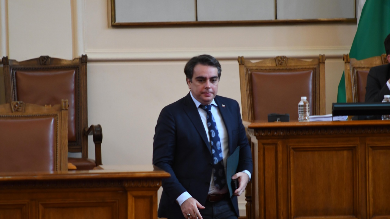 Доза спокойствие за общините след договорката с Асен Василев