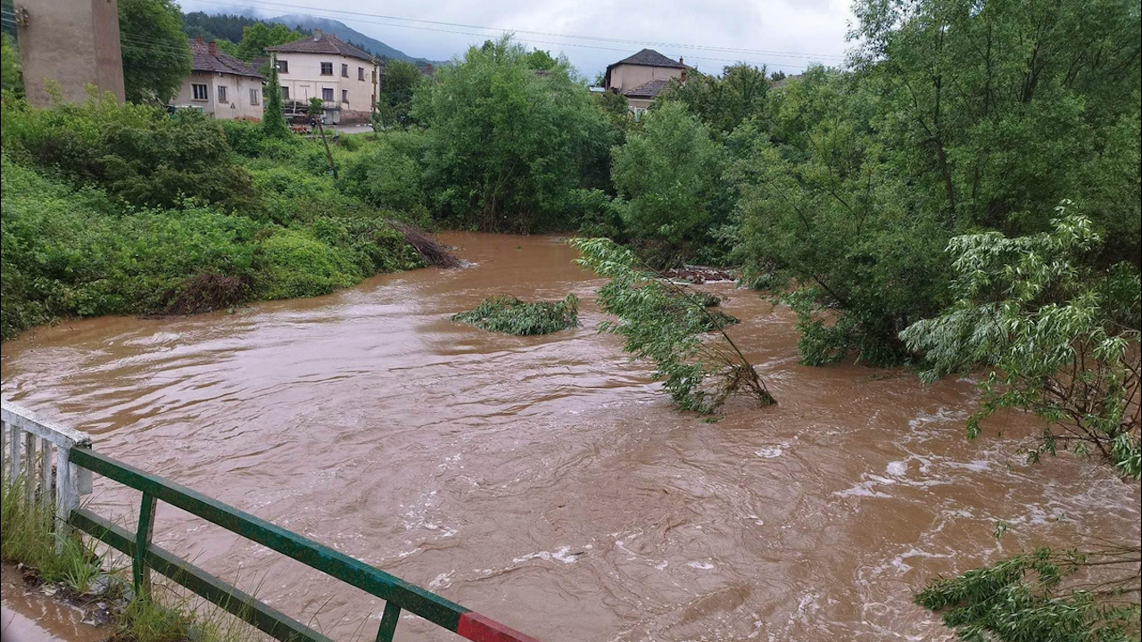 Бедствие в половин България: Поройните дъждове не спират