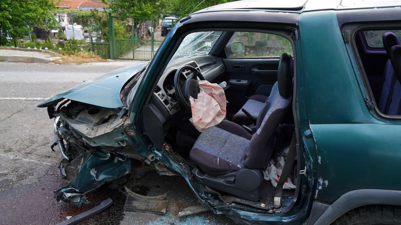 Кола със седем деца катастрофира край Козлодуй, има жертви