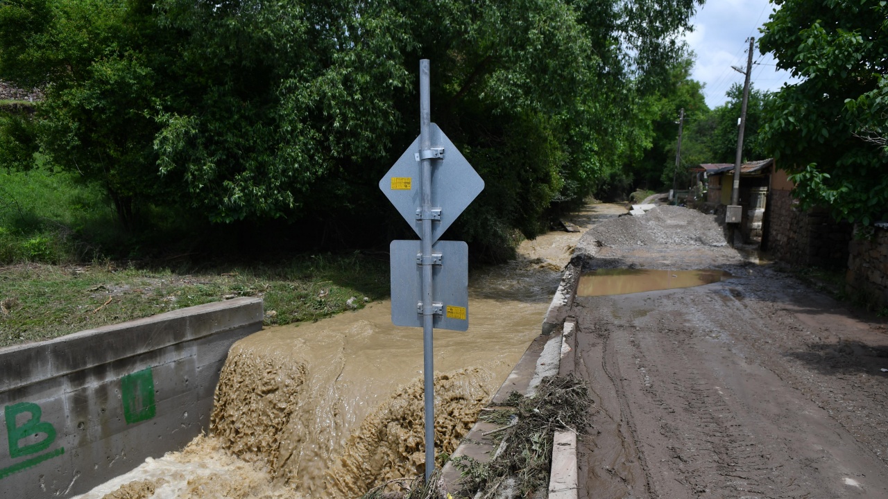 Социалният министър ще посети пострадалите от наводнението Берковица и Етрополе