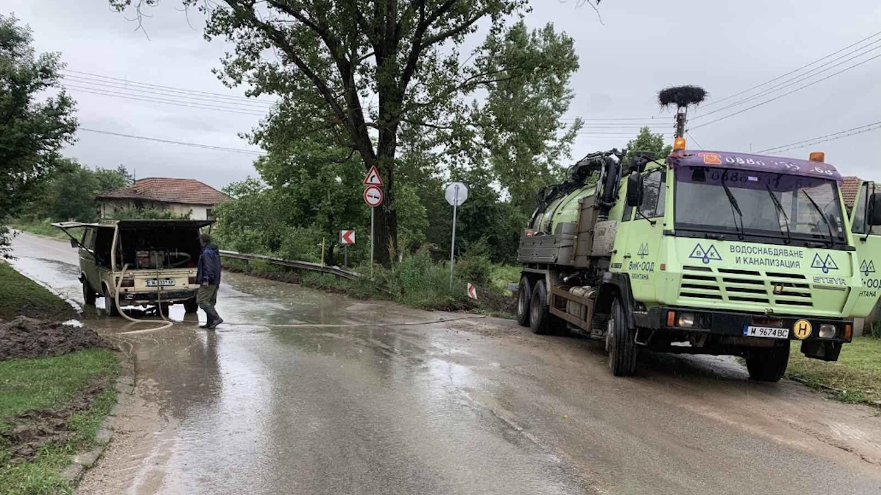 Министър Цеков разпореди служителите на ОПУ и ВиК да оказват съдействие на кметовете за последиците от поройните дъждове