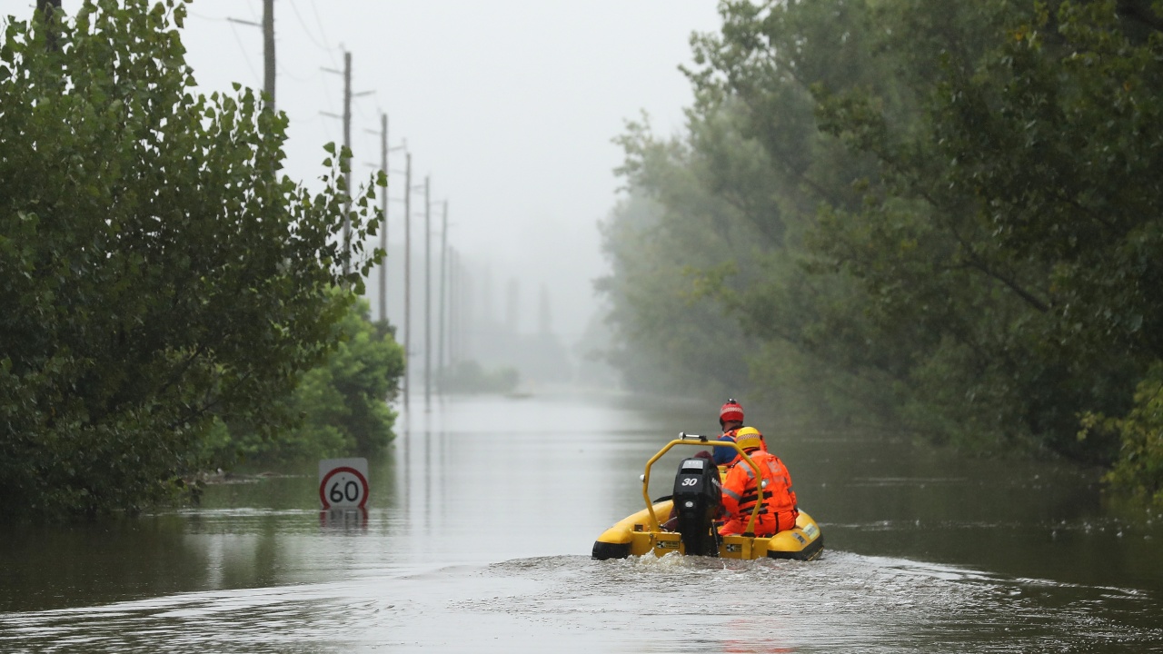 Тежки наводнения в Румъния, евакуират хора в три окръга