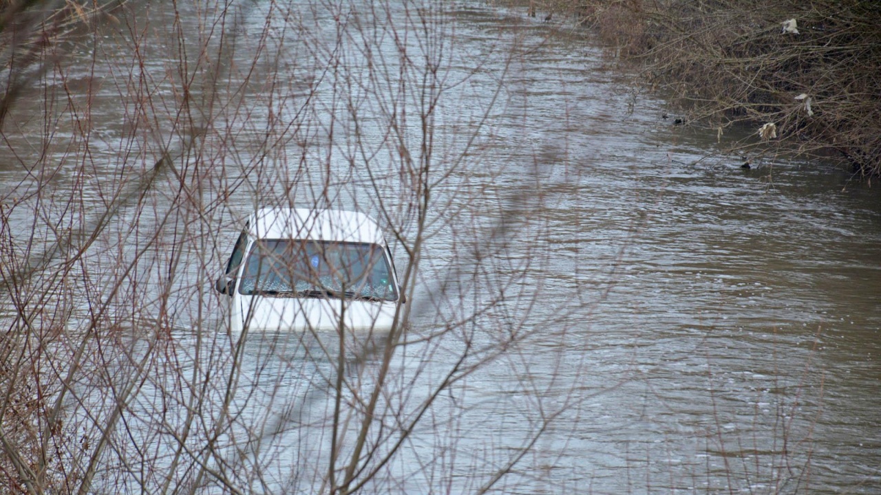Откриха автомобил с три трупа, паднал в река Лепенец след катастрофа