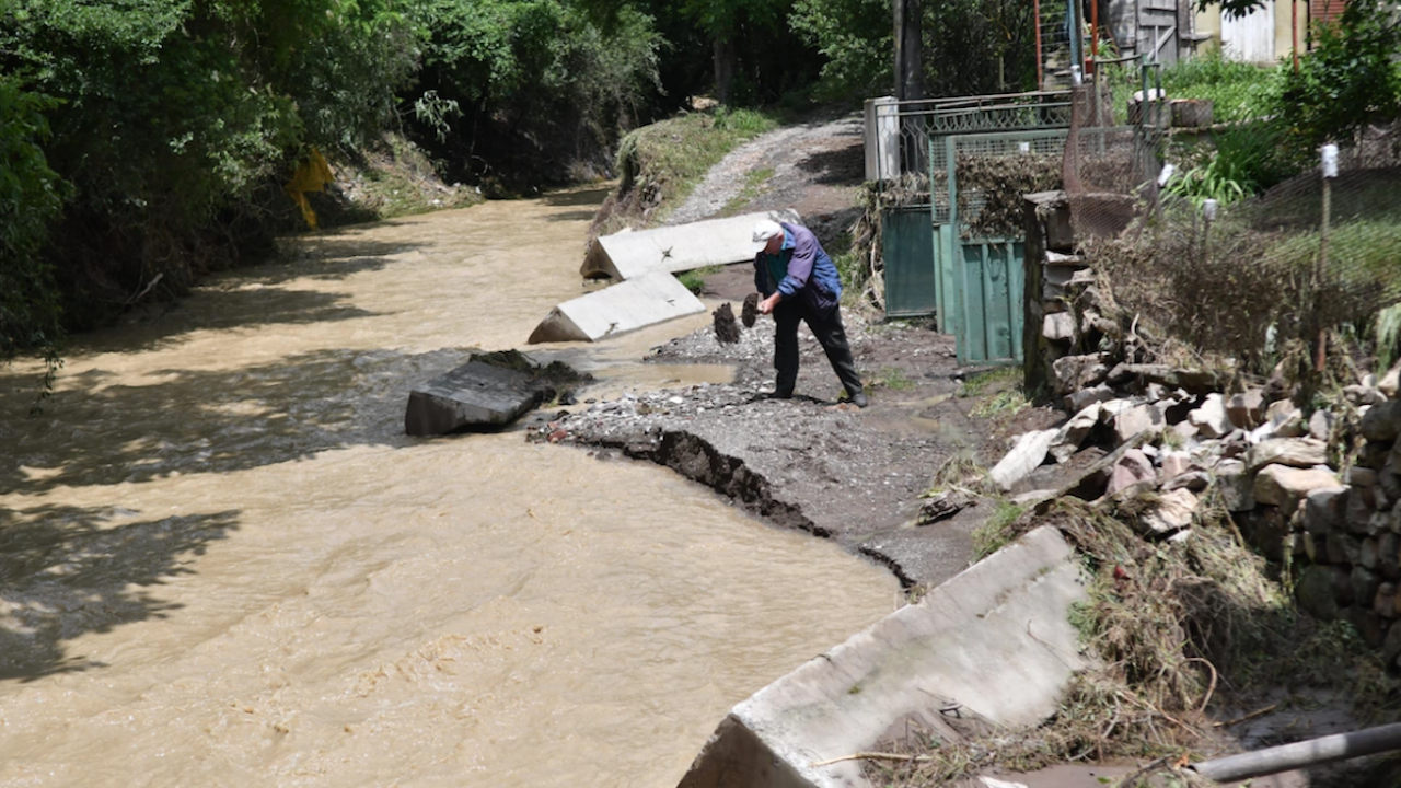 “Държавен резерв” предоставя вода, храна и дезинфектанти на бедстващите в община Димово