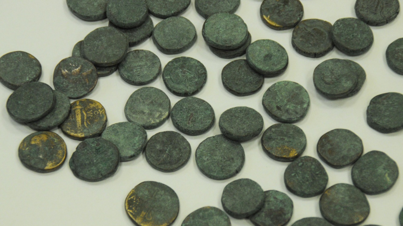 Предават на РИМ - Бургас близо 900 старинни монети и археологически ценности, задържани при митнически проверки