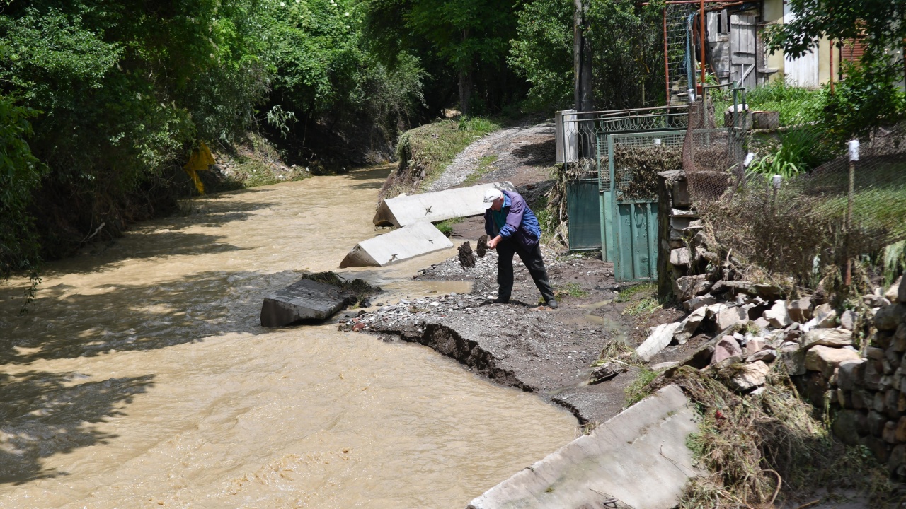 Щетите от наводненията в някои домове са повече от обещаната помощ, заявиха стопани от село Крапчене