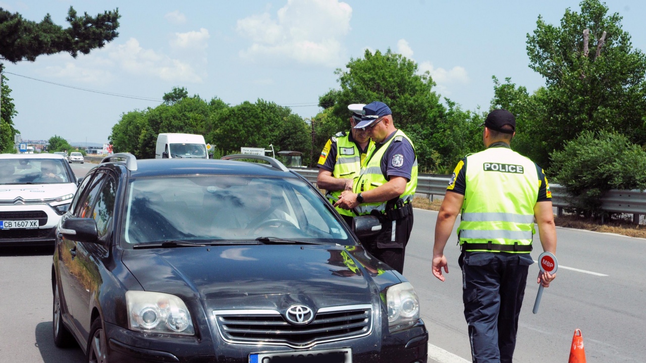 Куриоз: Шофьор е глобен за скорост, докато колата му е на репатрак
