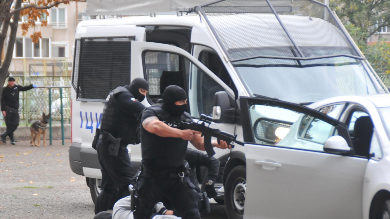 Зрелище насред Пловдив: Въоръжени до зъби и с качулки полицаи задържаха младежи