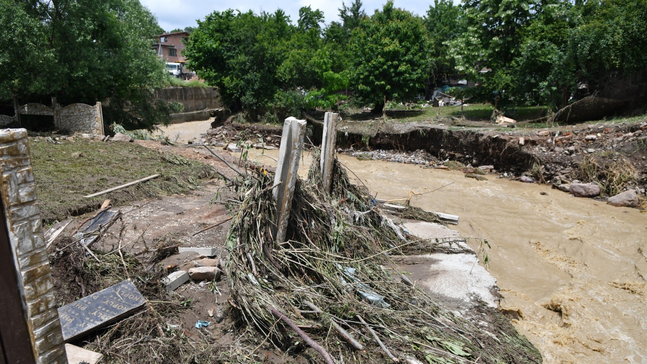 Пороен дъжд наводни десетки къщи в Девня