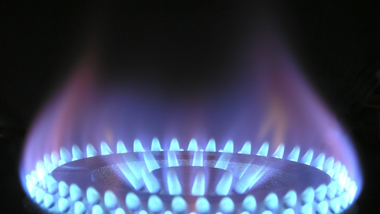 КЕВР обсъжда днес предложеното от "Булгаргаз" поевтиняване с близо 12% на природния газ за юли
