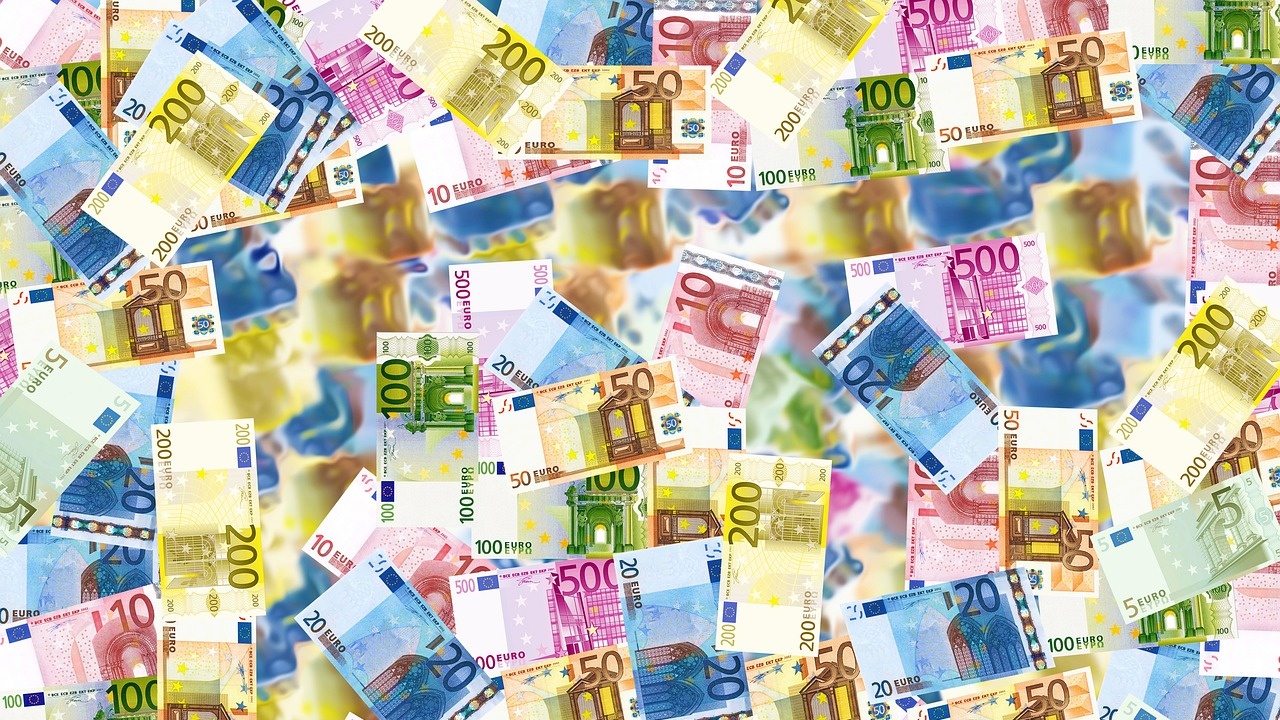 Курсът на еврото леко се понижи