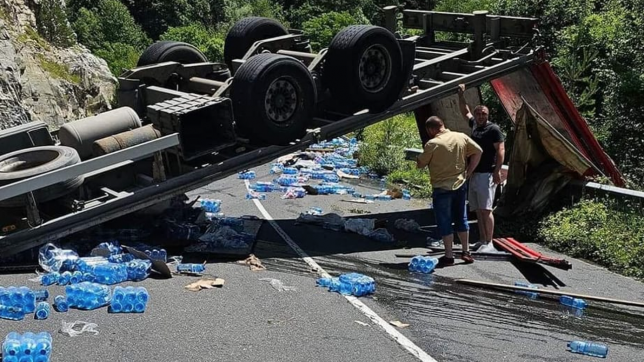 Камион с минерална вода се обърна на пътя Кричим-Девин