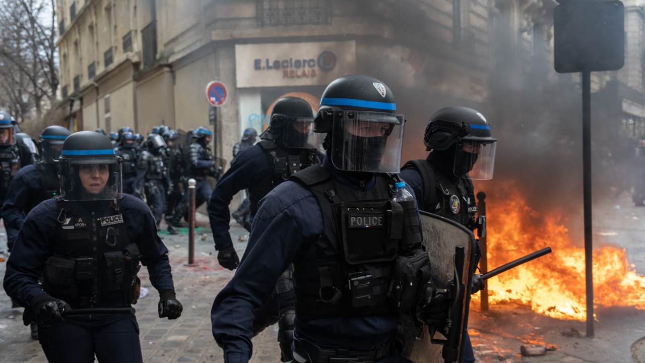 Франция ще разположи тази вечер 45 000 полицаи за борба с безредиците