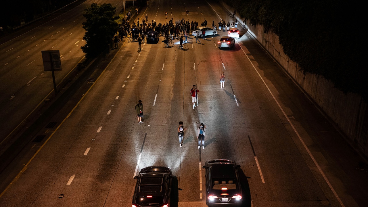 Противниците на правителството в Белград блокираха основната магистрала на Сърбия