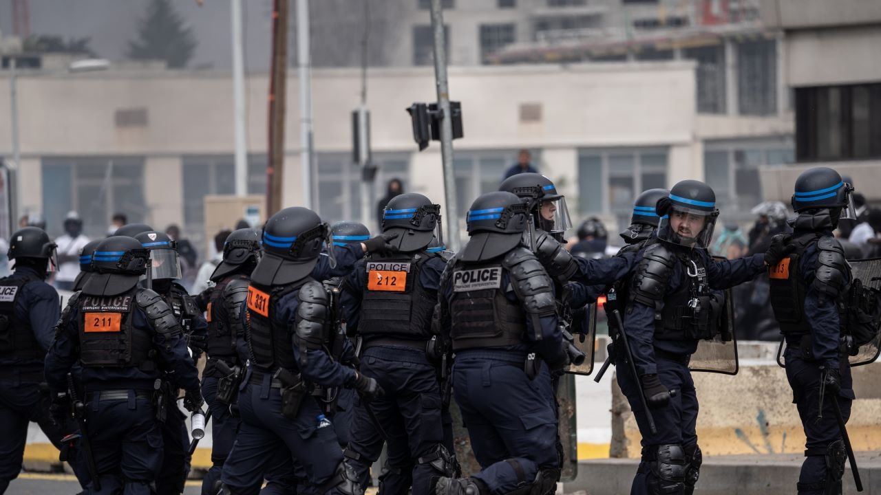Франция мобилизира близо 45 хил. жандармеристи за борба с безредиците