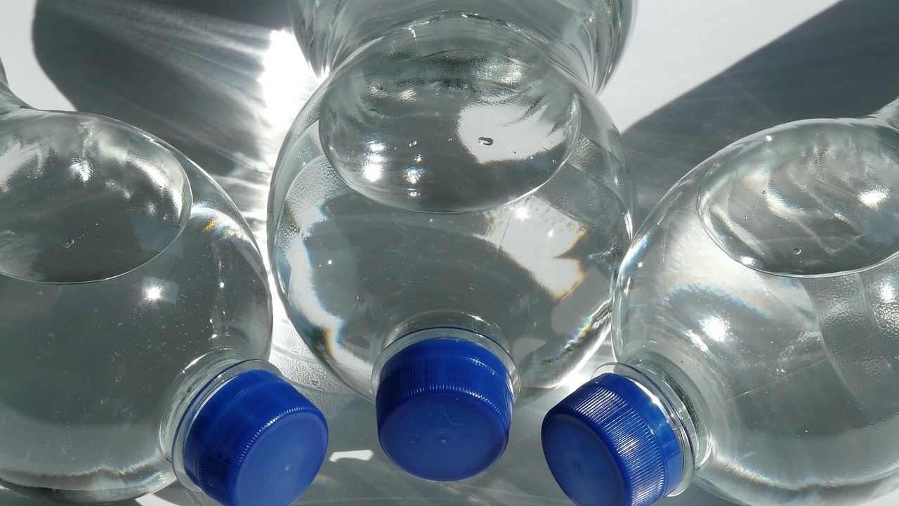 Цената на бутилка вода зависи от това дали е топла, или студена