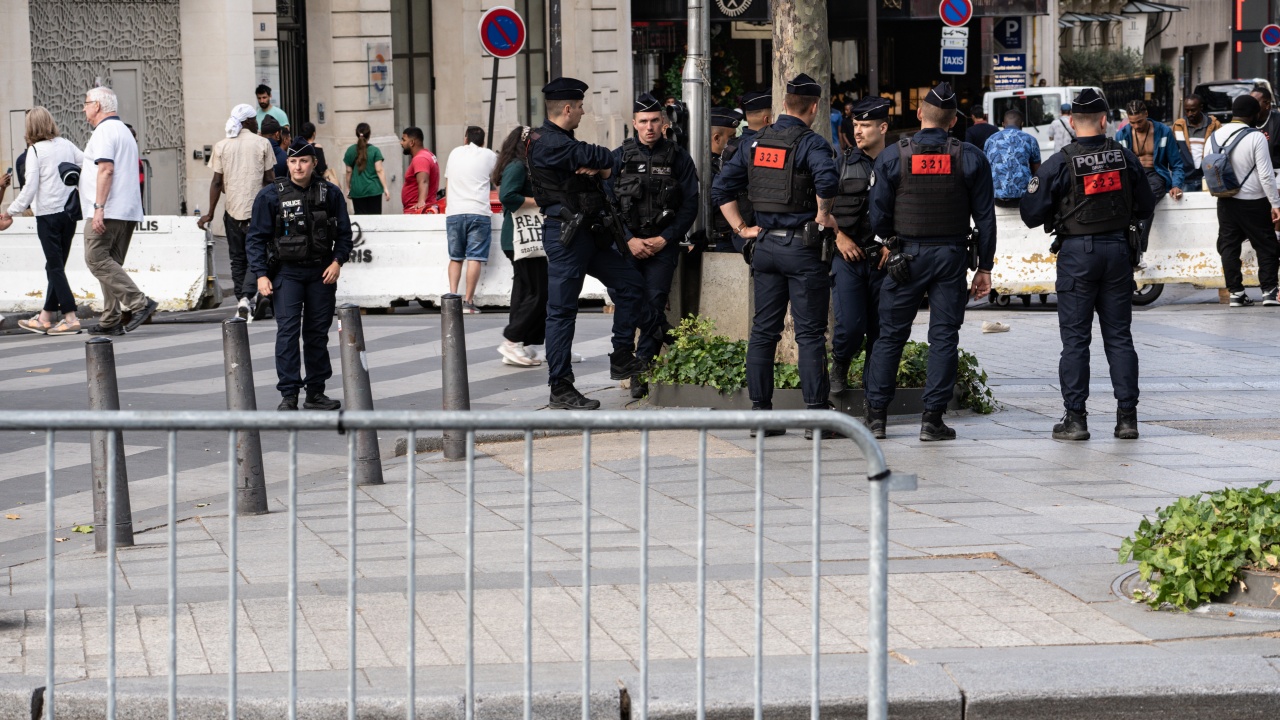 Франция разполага 45 000 полицейски служители за справяне с безредиците тази вечер