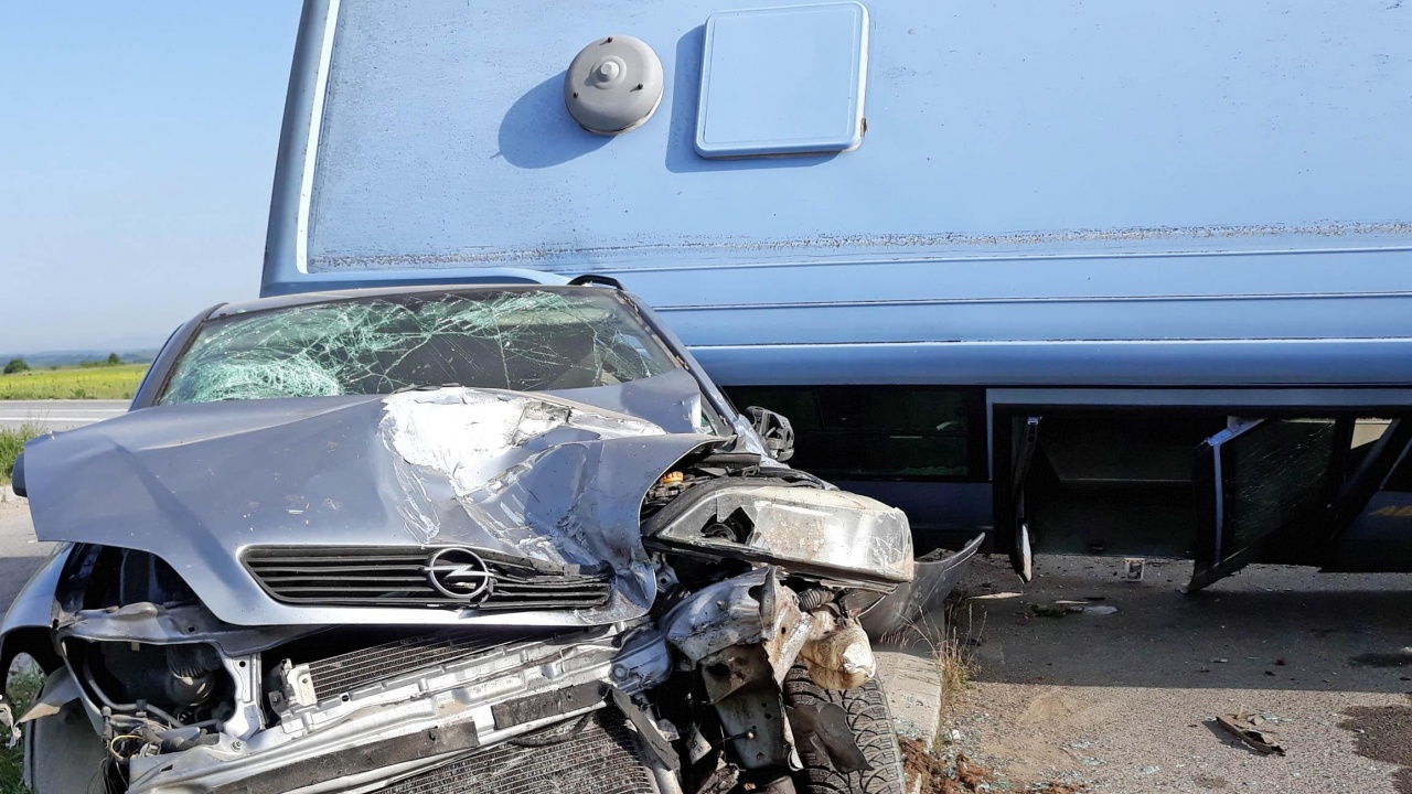 Загинал и шестима ранени при катастрофа между кола и автобус на Е-79