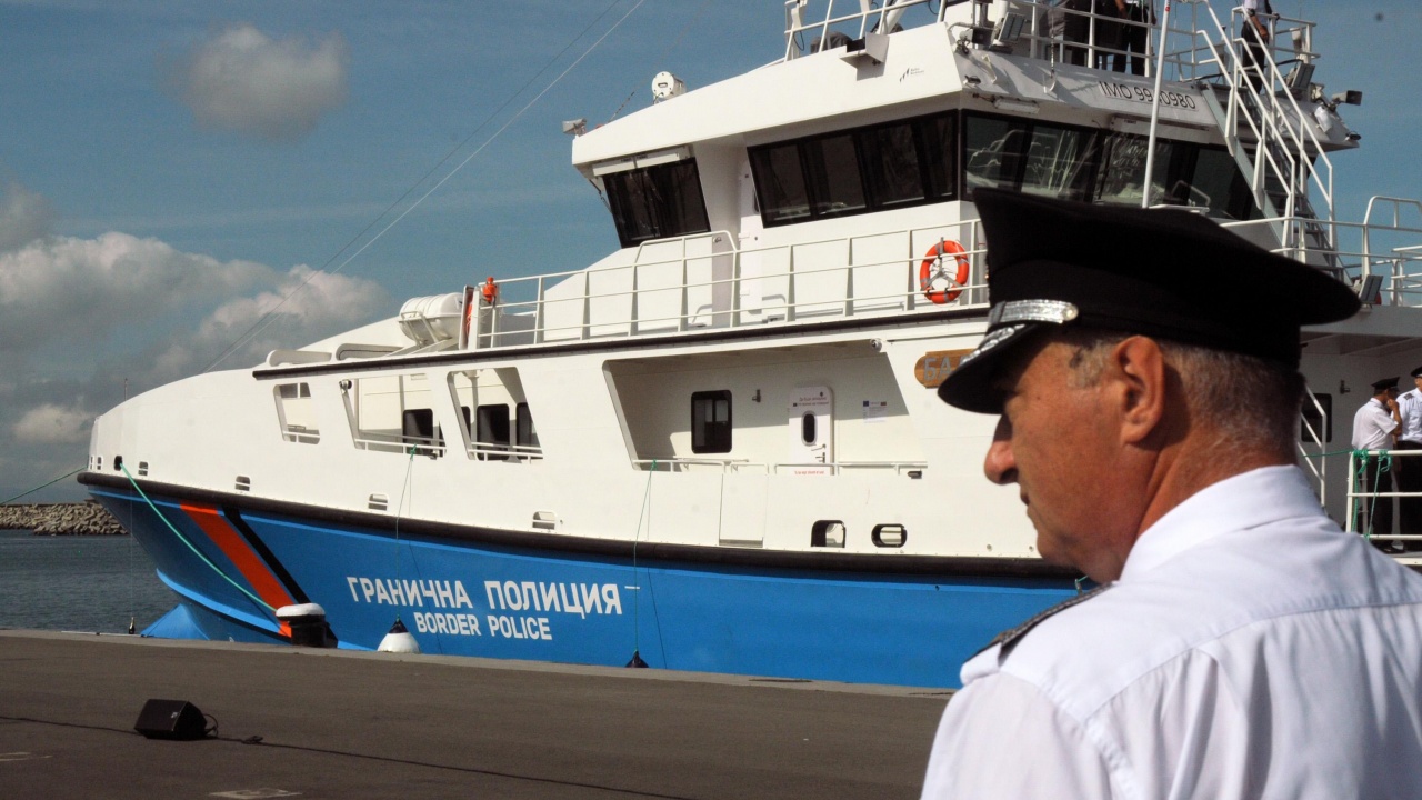 Корабът, на който загинаха двама моряци, ще стои във Варна до приключване на разследването