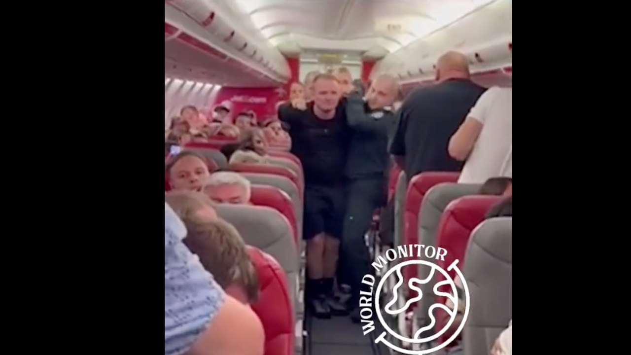 Мъжът, опитал да отвори вратата на самолет в движение, страда от шизофрения