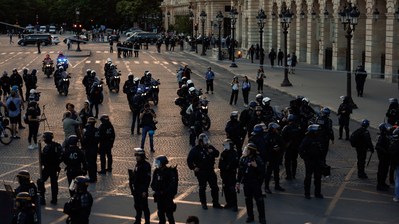 370 банкови и 150 пощенски клона са пострадали при безредиците във Франция