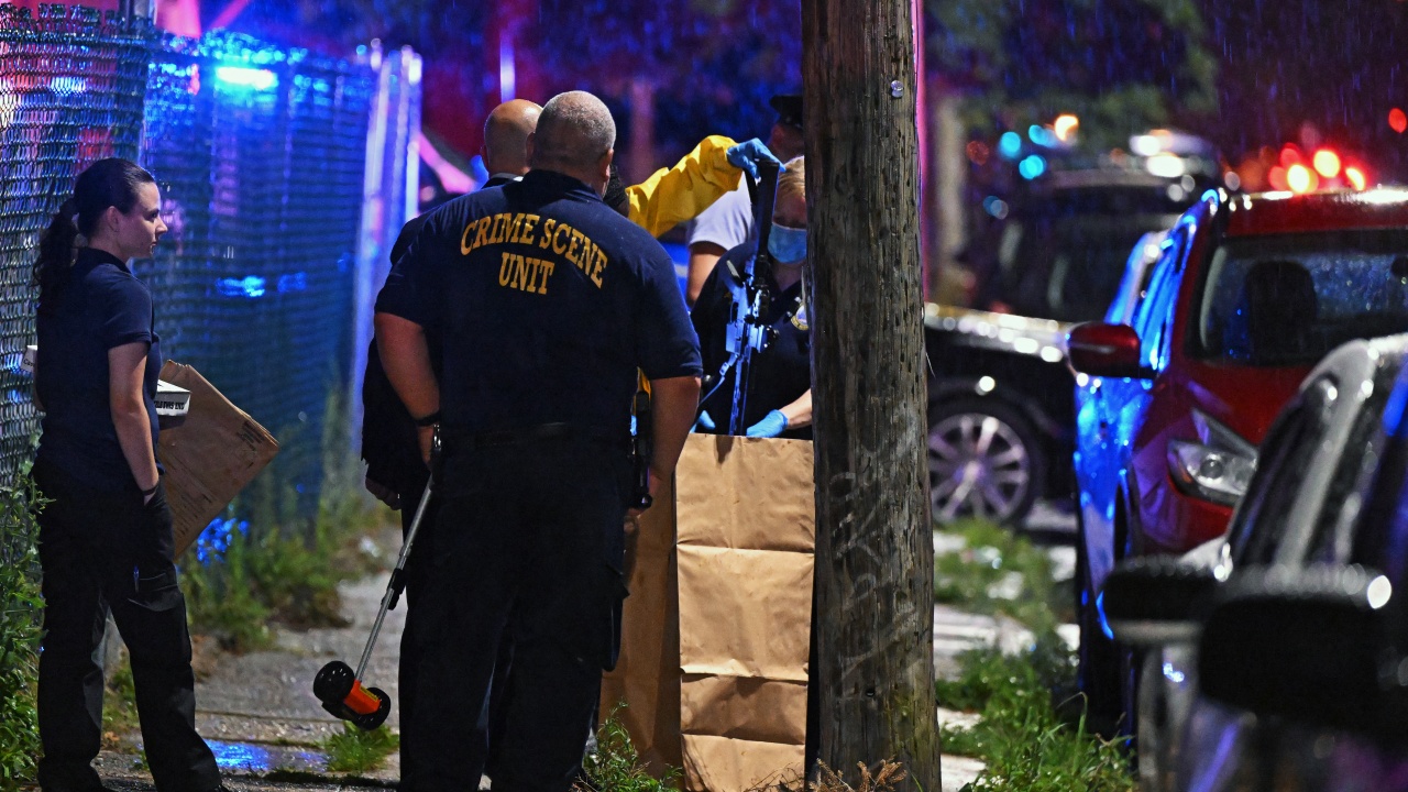 Трима убити след безразборна стрелба по тълпа в град в Тексас