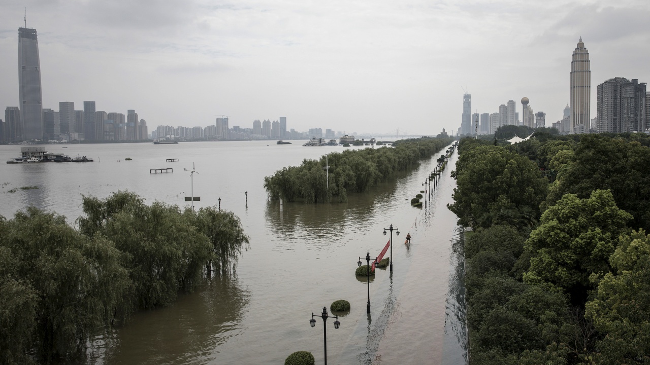 Най-малко 15 души са загинали при наводнения в Югозападен Китай